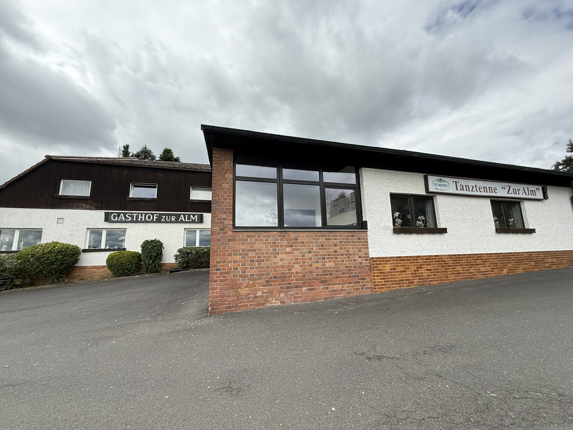 Außenansicht - Alpenfeeling trifft Gastlichkeit: Premium‑Tanztenne mit Landgasthof und großzügigem Parkplatzkonzept