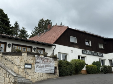 Außenansicht - Auf geht’s! Top ausgestattete Tanztenne im Alpenflair mit hochwertig gestaltetem Landgasthof – ca. 200 Stellplätze – Betreiberwohnung im OG