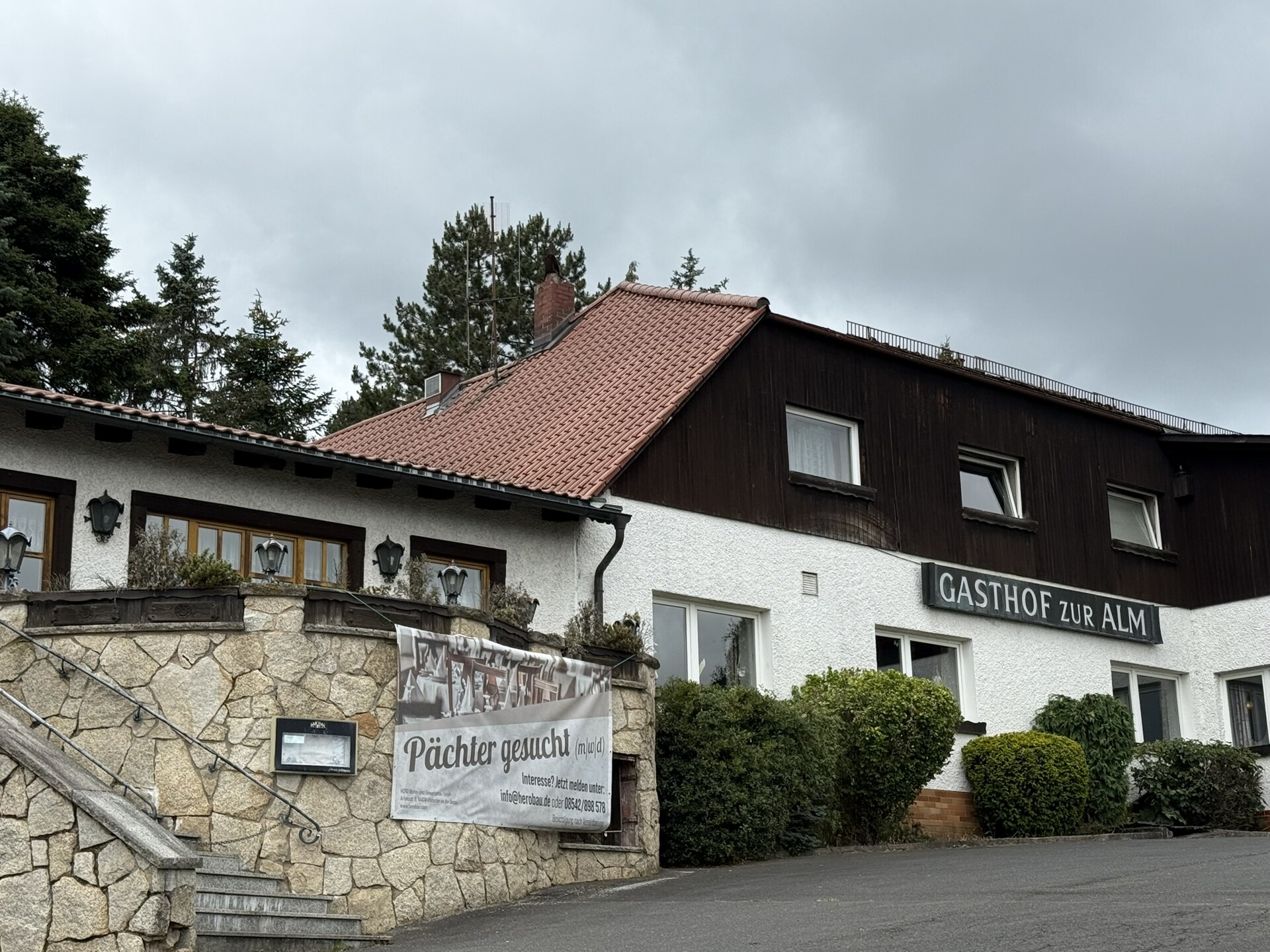 Außenansicht - Alpenfeeling trifft Gastlichkeit: Premium‑Tanztenne mit Landgasthof und großzügigem Parkplatzkonzept