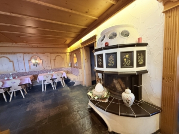 Kamin - Auf geht’s! Top ausgestattete Tanztenne im Alpenflair mit hochwertig gestaltetem Landgasthof – ca. 200 Stellplätze – Betreiberwohnung im OG