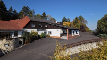 Alpenfeeling trifft Gastlichkeit: Premium‑Tanztenne mit Landgasthof und großzügigem Parkplatzkonzept, 95666 Mitterteich / Großbüchlberg, Gastronomie und Wohnung