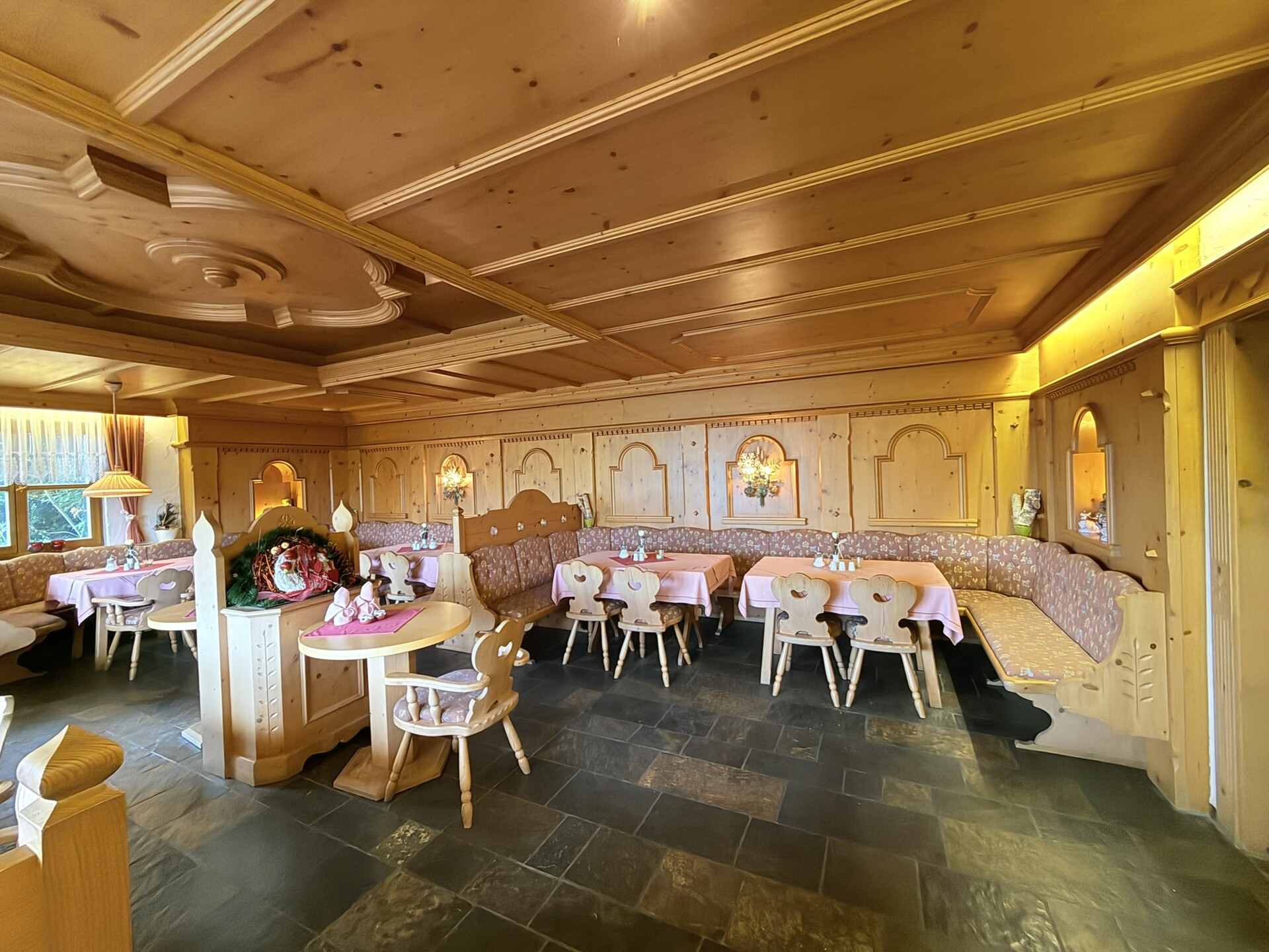 Speisesaal - Alpenflair pur: Exklusiv ausgestattete Tanztenne mit stilvollem Landgasthof, ca. 200 Stellplätzen & Betreiberwohnung im OG