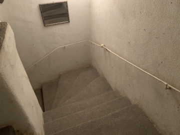 Treppenhaus - Ideale Kapitalanlage: vermietetes, teilsaniertes Wohn- & Geschäftshaus in Innenstadtlage – Denkmalschutz