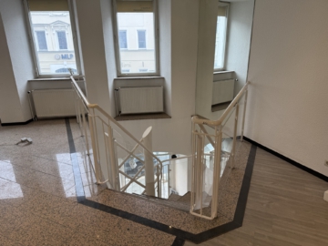 Gewerbeeinheit 1. OG - Ideale Kapitalanlage: vermietetes, teilsaniertes Wohn- & Geschäftshaus in Innenstadtlage – Denkmalschutz