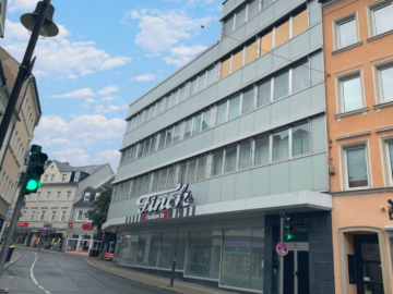 Seitliche Ansicht - Erstklassige, flexibel gestaltbare Verkaufs-/Einzelhandelsfläche im Zentrum der Stadt Hof (ca. 1.042 m²) – teilbar – barrierefrei – ideale Werbemöglichkeiten