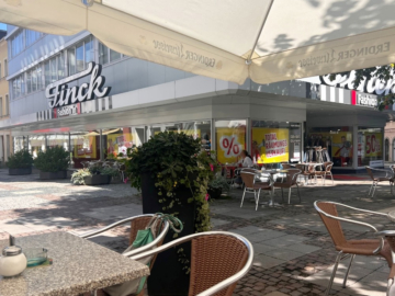 Ansicht Haupteingang - Erstklassige, flexibel gestaltbare Verkaufs-/Einzelhandelsfläche im Zentrum der Stadt Hof (ca. 1.042 m²) – teilbar – barrierefrei – ideale Werbemöglichkeiten