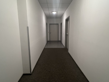 Flur - Ihre neue Geschäftsadresse am Flugplatz: gepflegte Büro-/Praxisflächen (ab ca. 51 m² ) – Aufzug & Teeküche