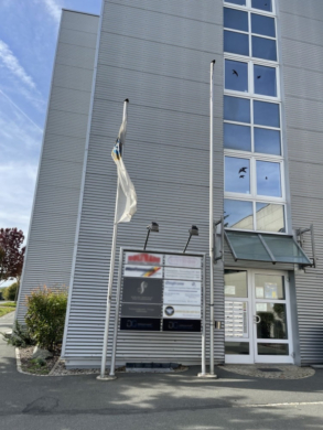 Haupteingang mit Werbetafel - Ihre neue Geschäftsadresse am Flugplatz: gepflegte Büro-/Praxisflächen (ab ca. 51 m² ) – Aufzug & Teeküche