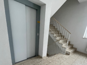 Aufzug - Ihre neue Geschäftsadresse am Flugplatz: gepflegte Büro-/Praxisflächen (ab ca. 51 m² ) – Aufzug & Teeküche