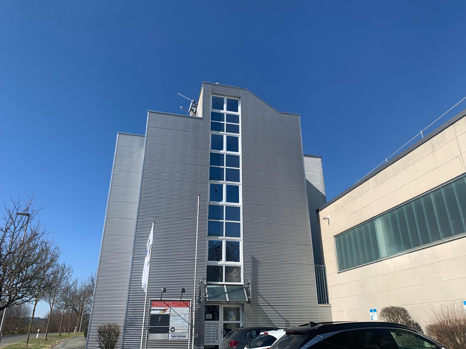 Außenansicht - Ihre neue Geschäftsadresse am Flugplatz: gepflegte Büro-/Praxisflächen (ab ca. 51 m² ) – Aufzug & Teeküche