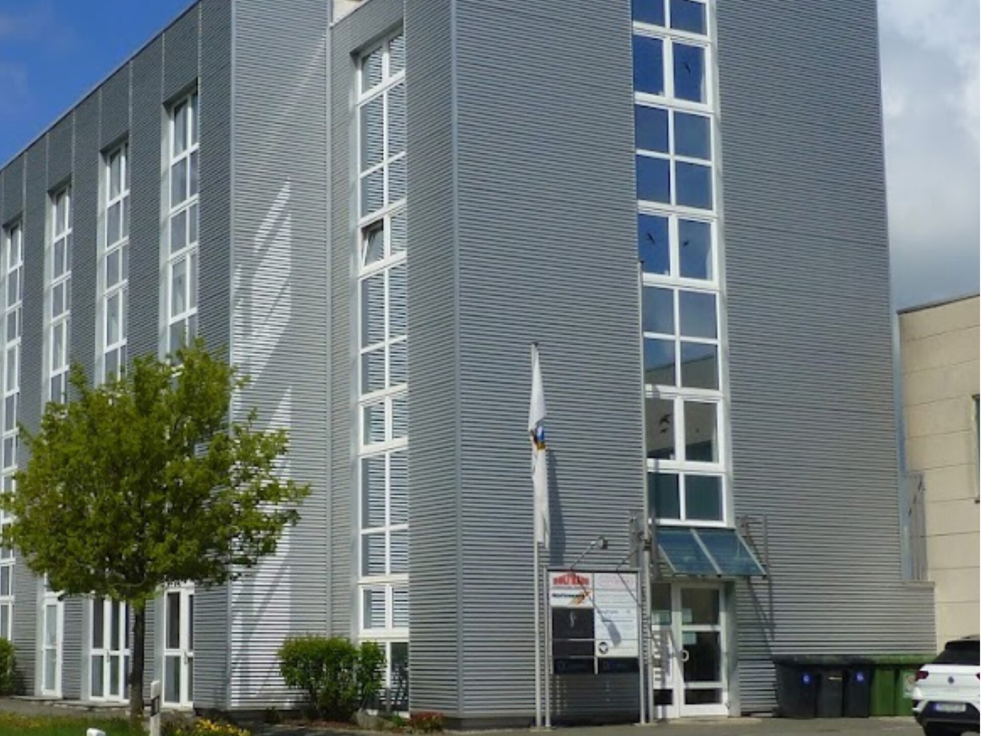 Außenansicht - Ihre neue Geschäftsadresse am Flugplatz: gepflegte Büro-/Praxisflächen (ab ca. 51 m² ) – Aufzug & Teeküche