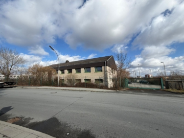 Außenansicht mit Tor - Büro/Werkstatt flexibel nutzbar – für Verwaltung, Produktion/Lager – NF ca. 613 m² – Grst. 4.009 m² – barrierearm