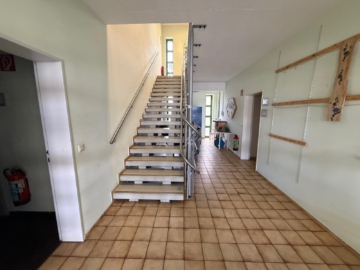 Treppenaufgang mit Treppenlift - Büro/Werkstatt flexibel nutzbar – für Verwaltung, Produktion/Lager – NF ca. 613 m² – Grst. 4.009 m² – barrierearm