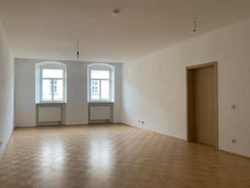 Attraktive 3-Zimmer-Wohnung in zentraler Lage von Hof – ca. 127 m² WFL – 2. OG – Aufzug – Abstellraum, 95028 Hof, Etagenwohnung
