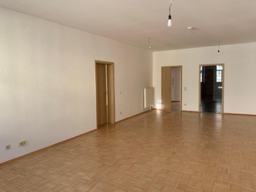 Wohn-/Esszimmer Bild 1 - 3-Zimmer-Wohnung – Stadtwohnung in Hof/Saale – ca. 127 m² WFL – 2. OG mit Aufzug