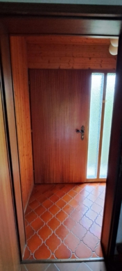 Eingangsbereich mit Windfang - Besonderes Einfamilienwohnhaus in Hof/Krötenbruck – WFL ca. 150 m² – Grst. ca. 815 m² – Erbpacht