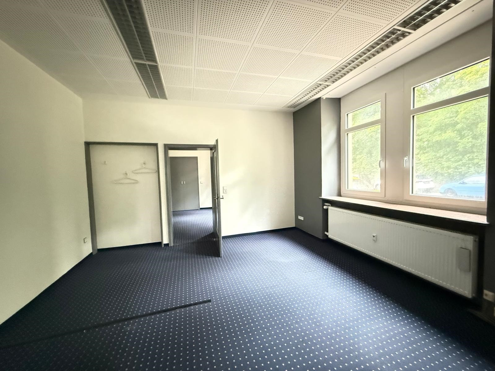 Titelbild - Ideal für Handwerker: Lagerhalle mit Werkstatt, Bürofläche & PKW-Stellplätzen nahe der Innenstadt