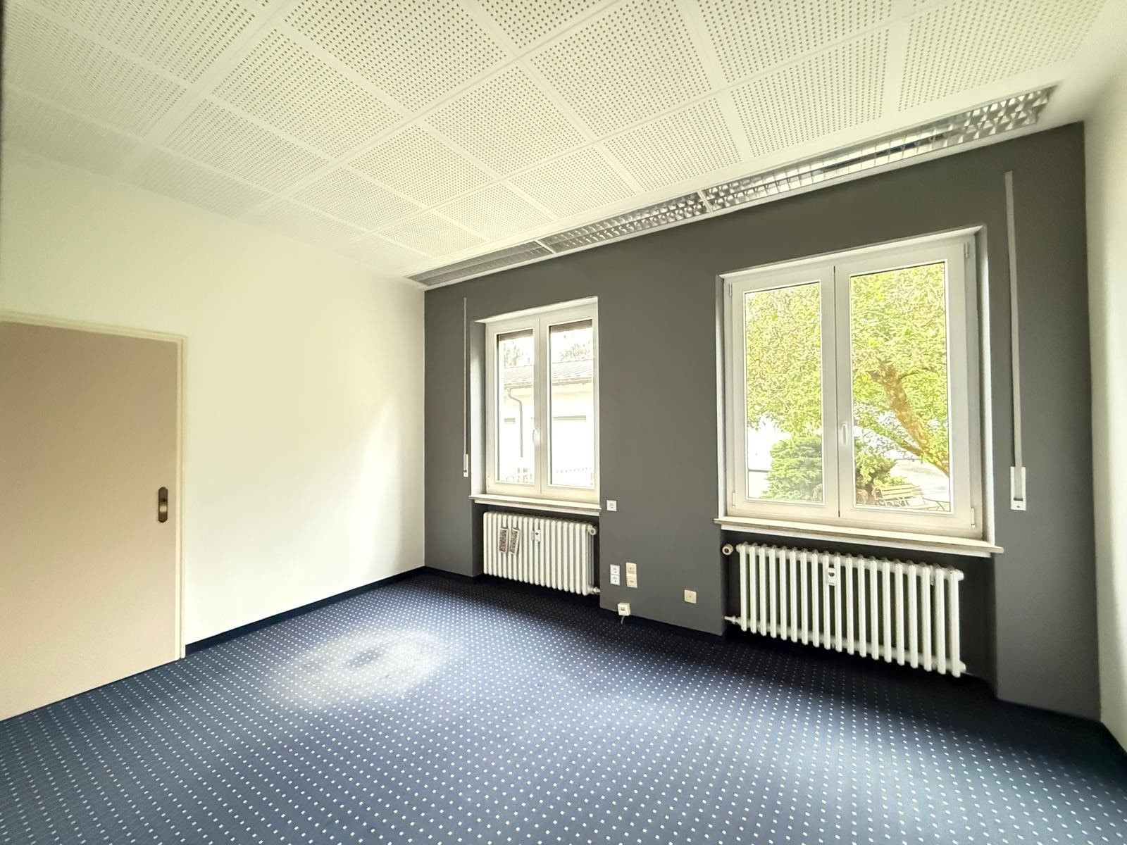 Bürofläche - Ideal für Handwerker: Lagerhalle mit Werkstatt, Bürofläche & PKW-Stellplätzen nahe der Innenstadt