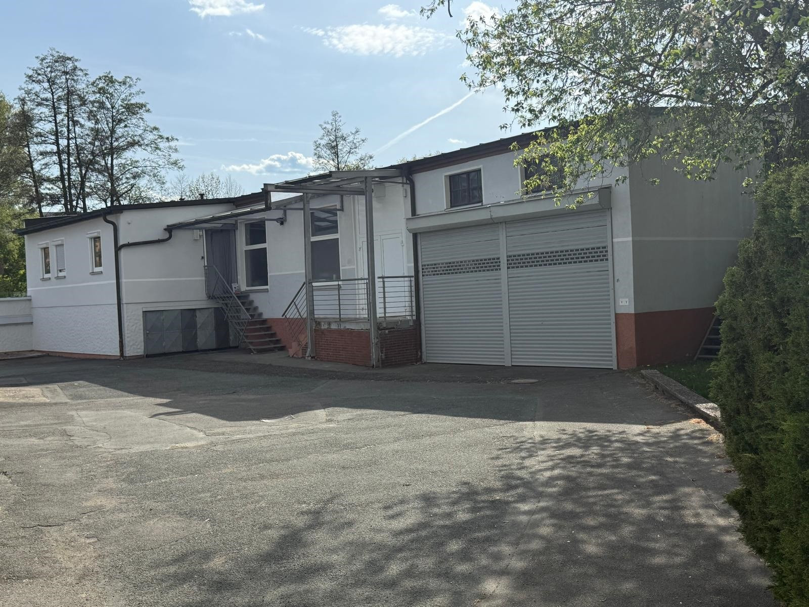 rückwärtiger Bereich mit Hallen - Ideal für Handwerker: Lagerhalle mit Werkstatt, Bürofläche & PKW-Stellplätzen nahe der Innenstadt