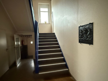 Treppenhaus - Ideal für Handwerker: Lagerhalle mit Werkstatt, Bürofläche & PKW-Stellplätzen nahe der Innenstadt