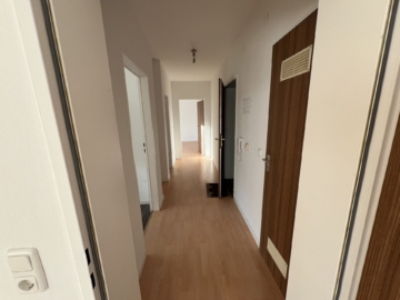 Flur/Diele - 2-Zimmer Wohnung – Einbauküche – Erdgeschoss – Balkon – Aufzug – Dachboden/Keller