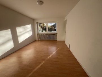 Wohnzimmer - 2-Zimmer Wohnung – Einbauküche – Erdgeschoss – Balkon – Aufzug – Dachboden/Keller