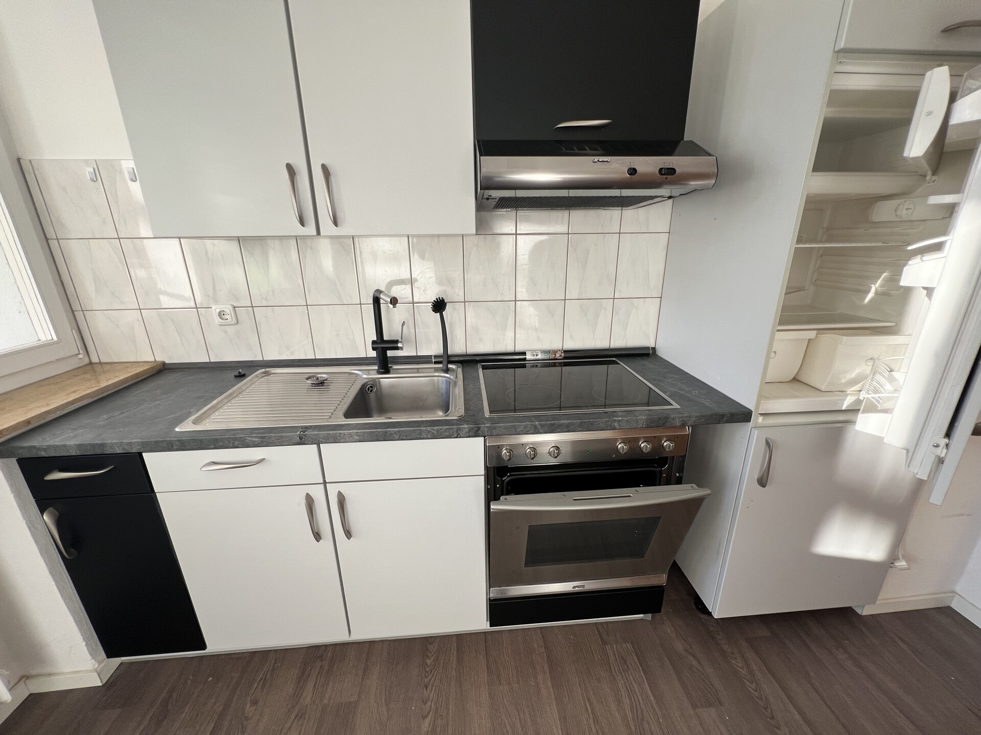 Küche - 2-Zimmer Wohnung – Einbauküche – Erdgeschoss – Balkon – Aufzug – Dachboden/Keller