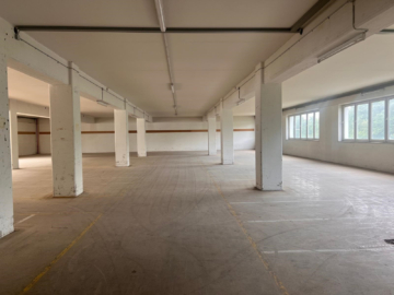 Bild - Großzügige Lagerfläche mit Lastenaufzug im 2. OG insgesamt ca. 738 m² in Schwarzenbach/Saale – LKW-Zufahrt auf dem Areal – verkehrsgünstige Lage