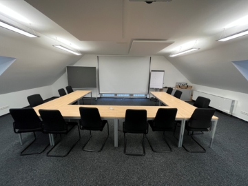 Konferenzraum OG - Top-sanierte, hochwertig ausgestattete Büroimmobilie mit Entwicklungspotenzial – großzügiges Grundstück (ca. 4.398 m²)
