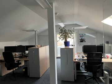 Bürofläche OG - Top-sanierte, hochwertig ausgestattete Büroimmobilie mit Entwicklungspotenzial – großzügiges Grundstück (ca. 4.398 m²)