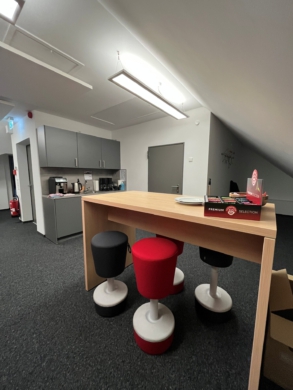 Teeküche OG - Top-sanierte, hochwertig ausgestattete Büroimmobilie mit Entwicklungspotenzial – großzügiges Grundstück (ca. 4.398 m²)