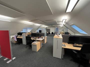 Top-sanierte, hochwertig ausgestattete Büroimmobilie mit Entwicklungspotenzial – großzügiges Grundstück (ca. 4.398 m²), 95111 Rehau, Bürohaus