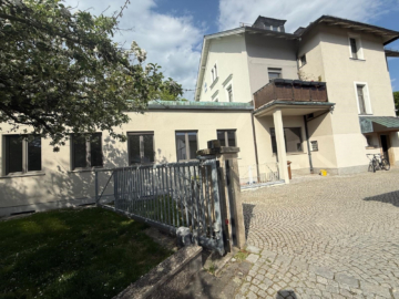 rückwärtige Ansicht Wohn- und Geschäftshaus - Ideal für Handwerksbetriebe: Wohn- & Geschäftshaus mit Werkstattbereich, Garagen & Außenstellflächen