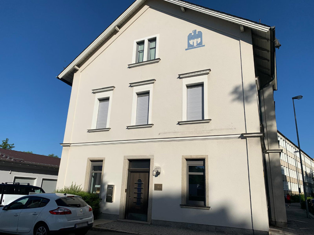 Bürogebäude - Wohnhaus - Vielseitiges Wohn‑ & Geschäftshaus mit Top‑Werkstattflächen, Garagen und Stellflächen im Herzen von Hof