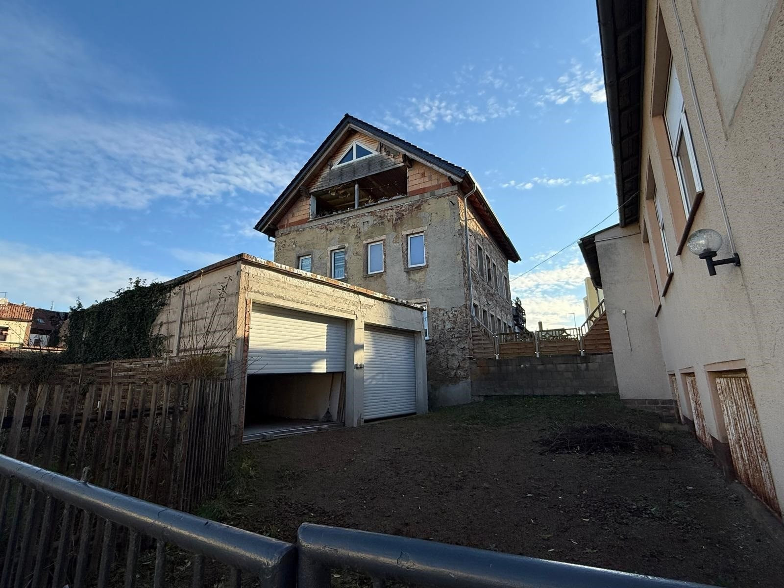 Außenansicht - Wohn- & Geschäftshaus in Mittweida: 4 WE, Büro/Lager, 4 Garagen, Wohnfl. 300 m², Gewerbefl. 500 m².