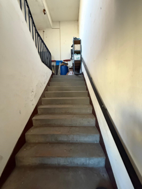 Treppenaufgang - Wohn- & Geschäftshaus in Mittweida: 4 WE, Büro/Lager, 4 Garagen, Wohnfl. 300 m², Gewerbefl. 500 m².