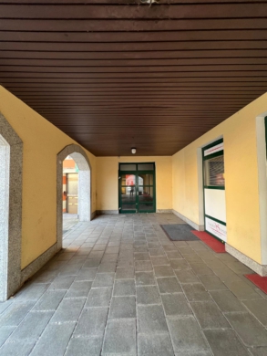 Eingangsbereich - Laubengang - Preishammer: Attraktive Laden- und Verkaufsfläche in zentraler Innenstadtlage von Selb