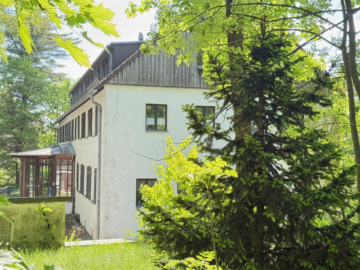 Außenansicht - Charmantes Wohnheim mit vielseitigen Nutzungsmöglichkeiten in Hof zu verkaufen