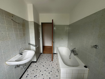 Badezimmer - 2-Zimmer-Wohnung – 1. Obergeschoss – Selb – Plößberg – ca. 59 m² Wohnfläche