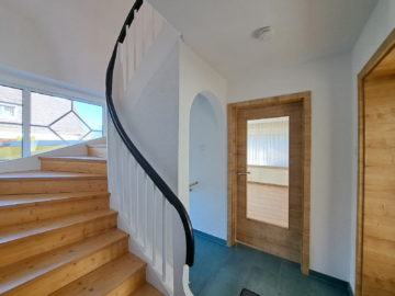 Treppenaufgang - Top-saniertes EFH Nähe Münchberg- sofort frei, teilmöbliert – WFl. ca. 116 m² – Grdst. 512 m² – moderner Garten mit Partyscheune, Garage