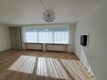 Wohn- und Essbereich im EG - Top-saniertes EFH Nähe Münchberg- sofort frei, teilmöbliert – WFl. ca. 116 m² – Grdst. 512 m² – moderner Garten mit Partyscheune, Garage