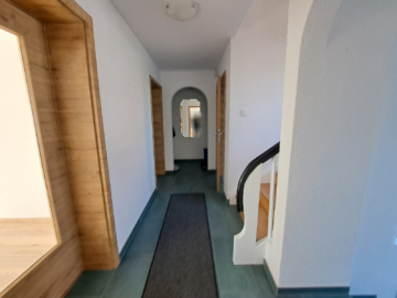 Flur EG - Top-saniertes EFH Nähe Münchberg- sofort frei, teilmöbliert – WFl. ca. 116 m² – Grdst. 512 m² – moderner Garten mit Partyscheune, Garage