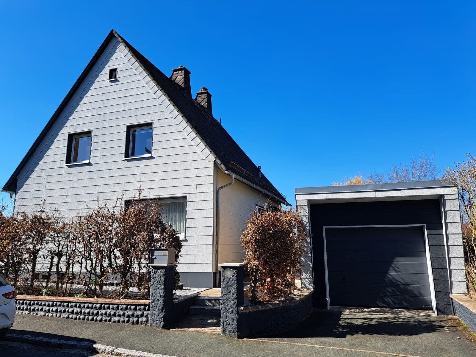 Titelbild - Top-saniertes EFH Nähe Münchberg- sofort frei, teilmöbliert – WFl. ca. 116 m² – Grdst. 512 m² – moderner Garten mit Partyscheune, Garage