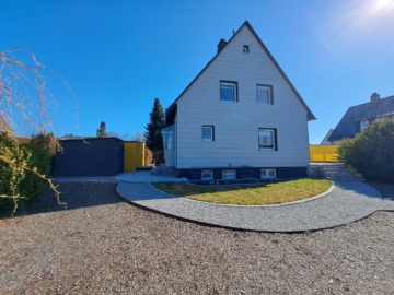 Bild - Top-saniertes EFH Nähe Münchberg- sofort frei, teilmöbliert – WFl. ca. 116 m² – Grdst. 512 m² – moderner Garten mit Partyscheune, Garage