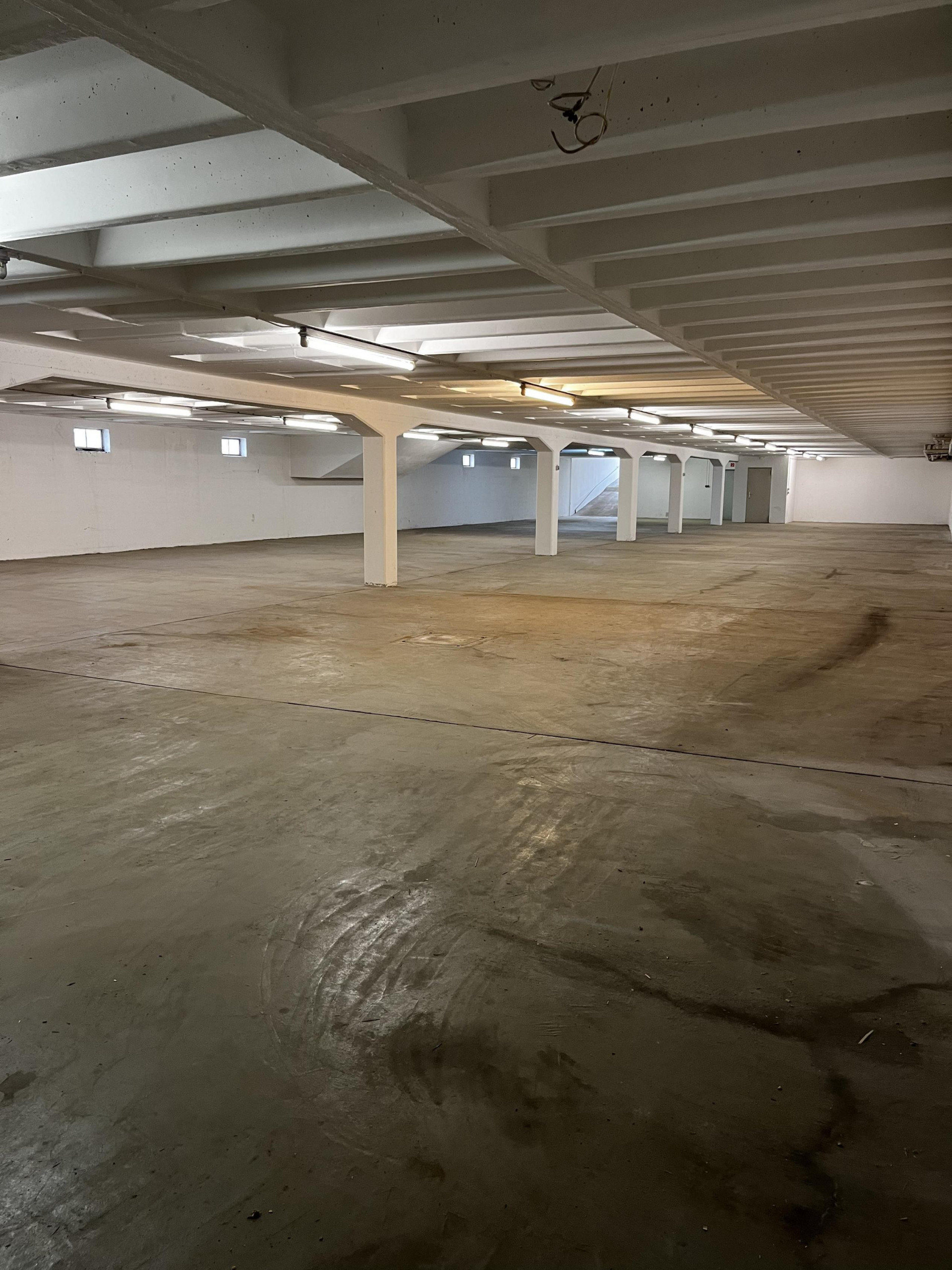 Lagerfläche - Warmlagerflächen mit Auf- und Abfahrtrampe, Büros und Sanitäranlagen in Hof (gesamt ca. 650 m²)