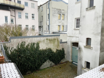 Innenhof - Wohn- & Geschäftshaus mit Potenzial in Hof/Saale – Gewerbefläche ca. 310 m² – Wohnfläche 195 m² Grundstück mit befahrbarem Innenhof