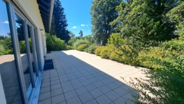 Terrasse - Exklusive, kernsanierte Eigentumswohnung mit Doppelgarage und separatem Einliegerbereich in idyllischer Naturlage
