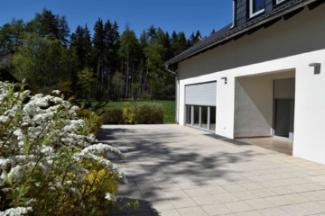 Terrasse EG - Exklusive, sanierte Eigentumswohnung umgeben von Wiesen & Wäldern – Top-Zustand – Top-Lage – Gattendorf