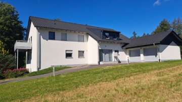 Bild - Exklusive, kernsanierte Eigentumswohnung mit Doppelgarage und separatem Einliegerbereich in idyllischer Naturlage