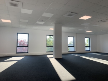 Bürofläche - Jetzt individuell gestalten: top-sanierte Bürofläche im Herzen der Stadt mit herrlichem Saale-Blick